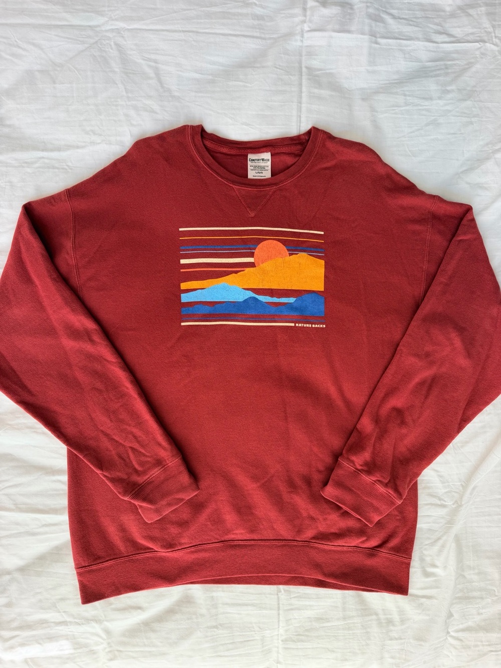Nature Backs Men's Sunset Graphic Crewneck Sweatshirt in Burgundy